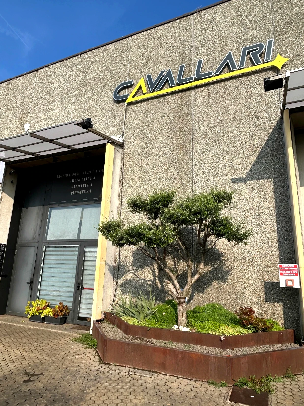La sede di Cavallari con insegna aziendale